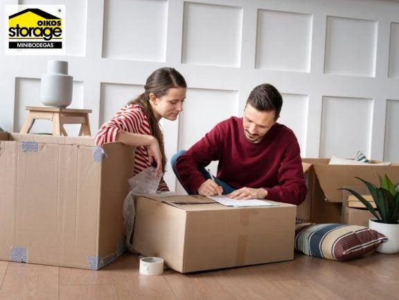 Personas empacando en cajas